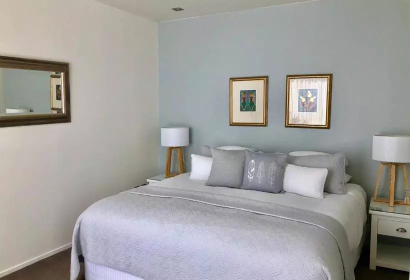 민박 Enclosure Bay