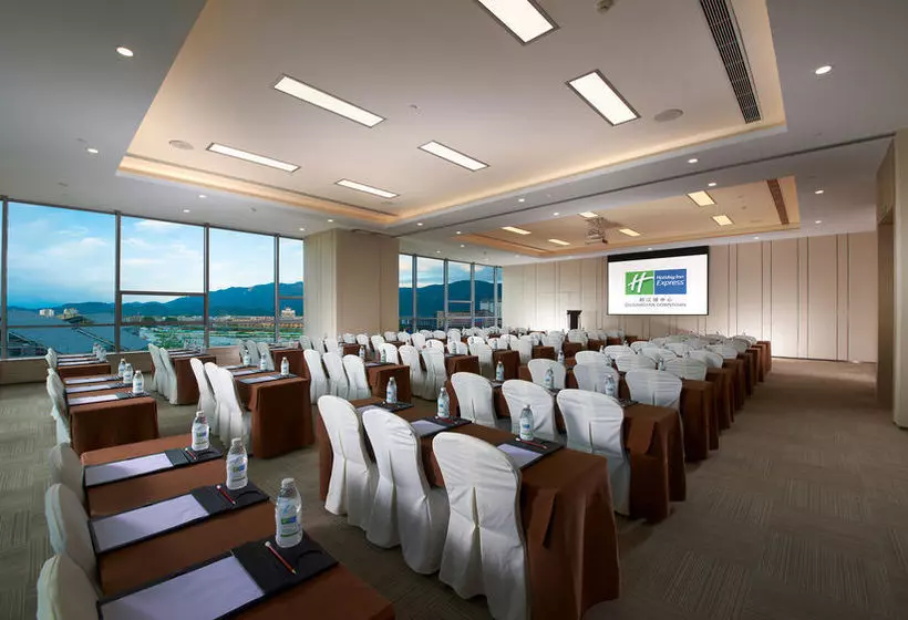 בית מלון כפרי Holiday Inn Express Dujiangyan Downtown