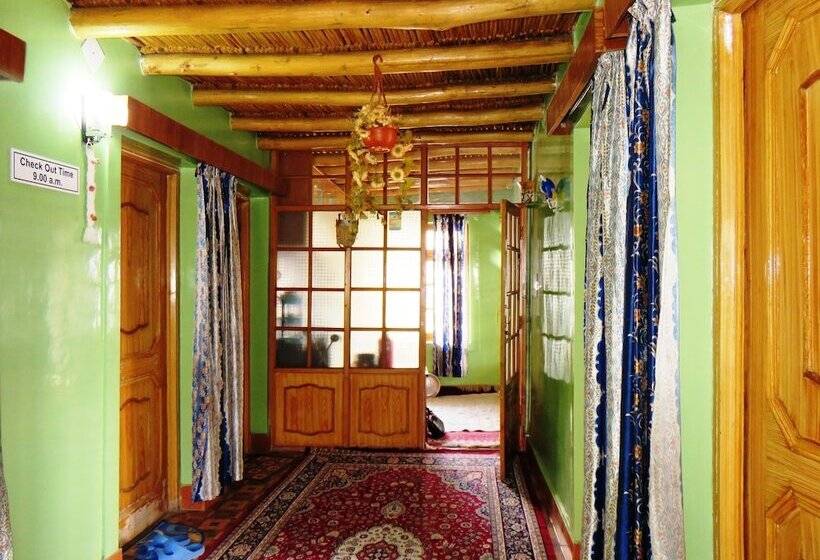 Pensão Tih Rahela Guest House & Home Stay