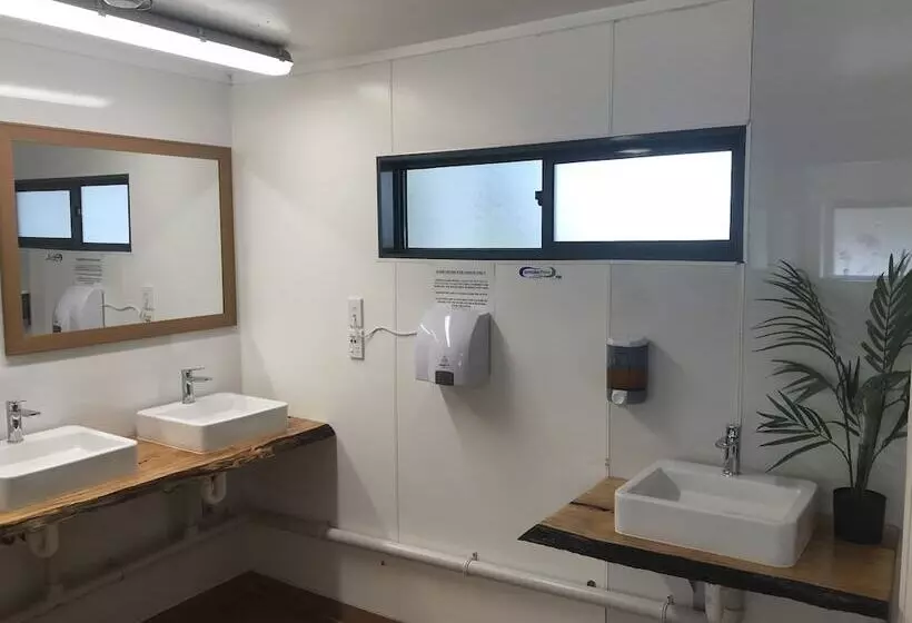 הוסטל Peppertree Lodge & Backpackers