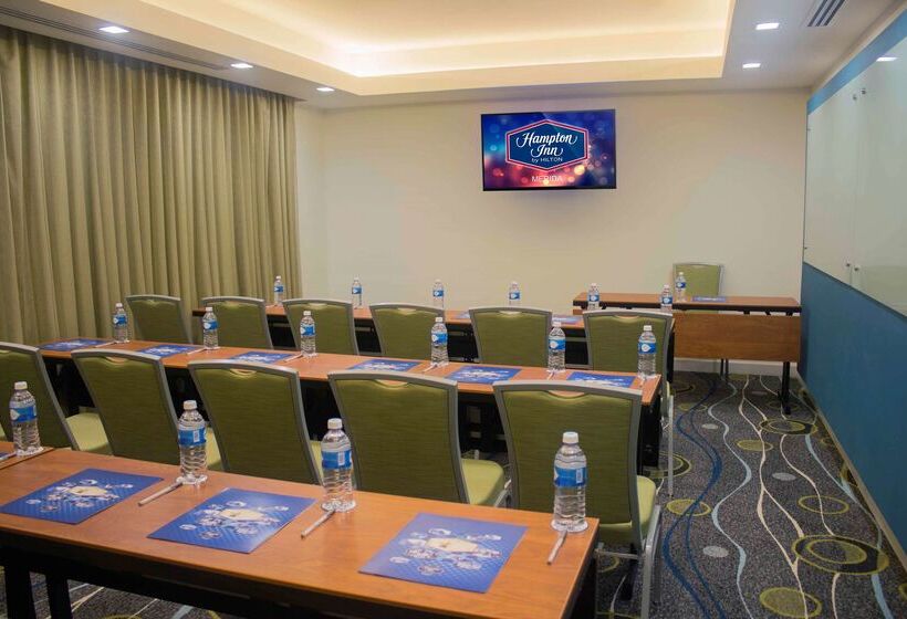 Отель Hampton Inn By Hilton Merida