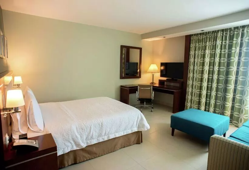 هتل Hampton Inn By Hilton Merida