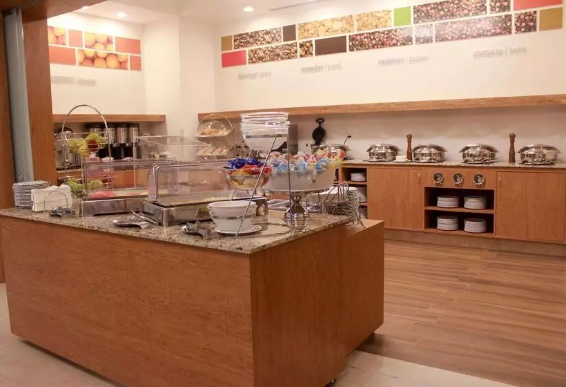 هتل Hampton Inn By Hilton Merida