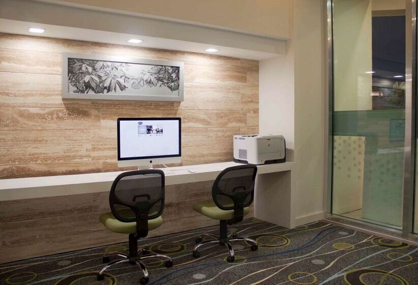 Отель Hampton Inn By Hilton Merida