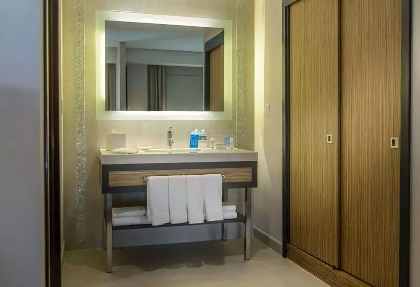 هتل Hampton Inn By Hilton Zacatecas