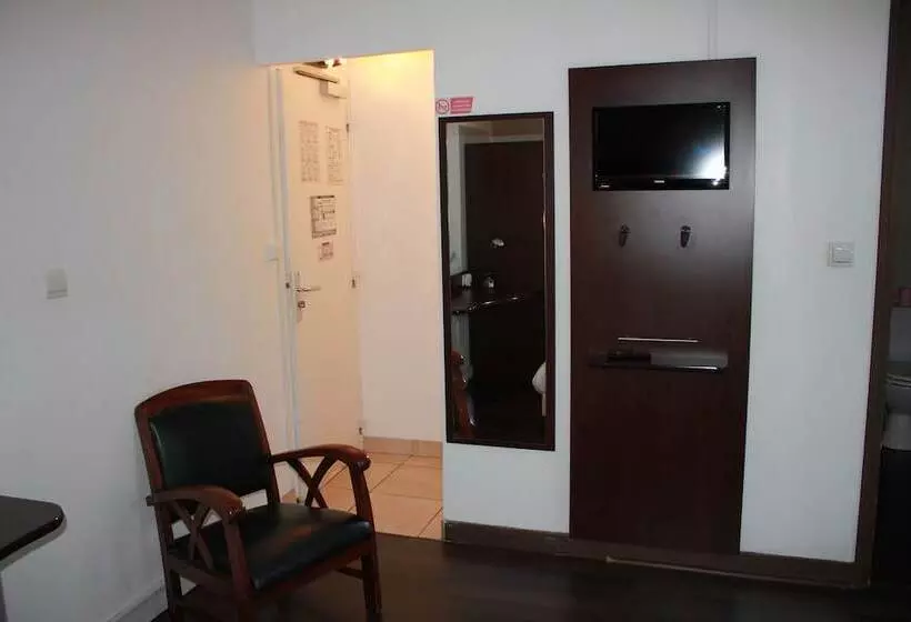 هتل Hôtel De La Beauronne