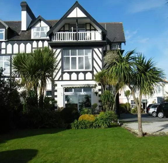 ペンション Tudor Court