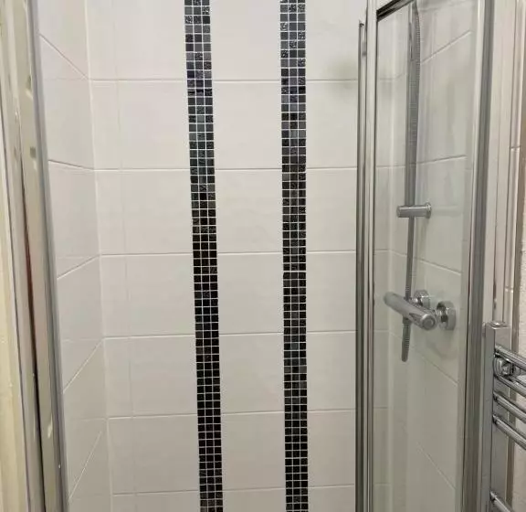 ペンション Tudor Court