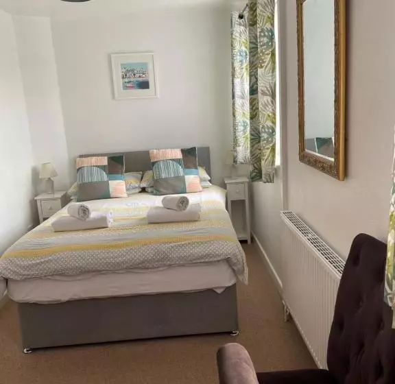 ペンション Tudor Court