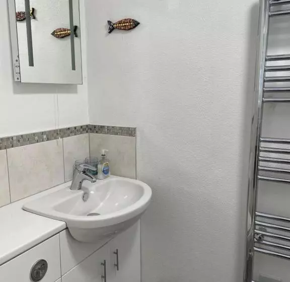 ペンション Tudor Court