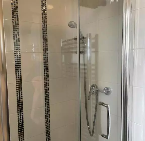 ペンション Tudor Court