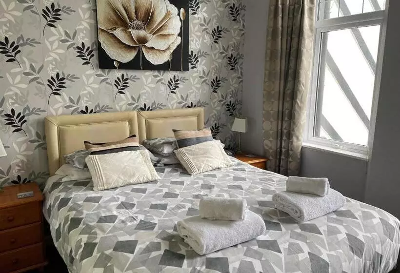 ペンション Tudor Court