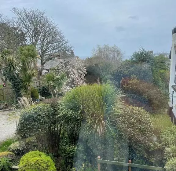 ペンション Tudor Court