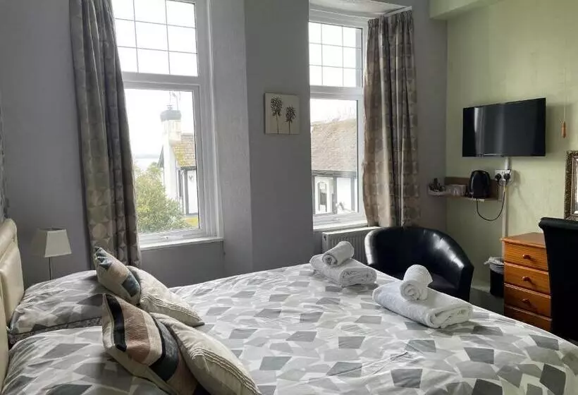 ペンション Tudor Court