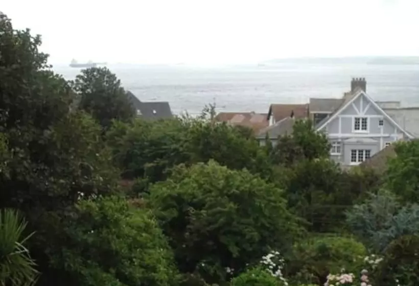 ペンション Tudor Court