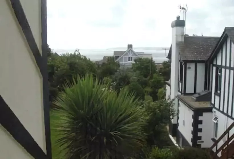 ペンション Tudor Court