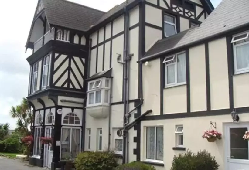 ペンション Tudor Court