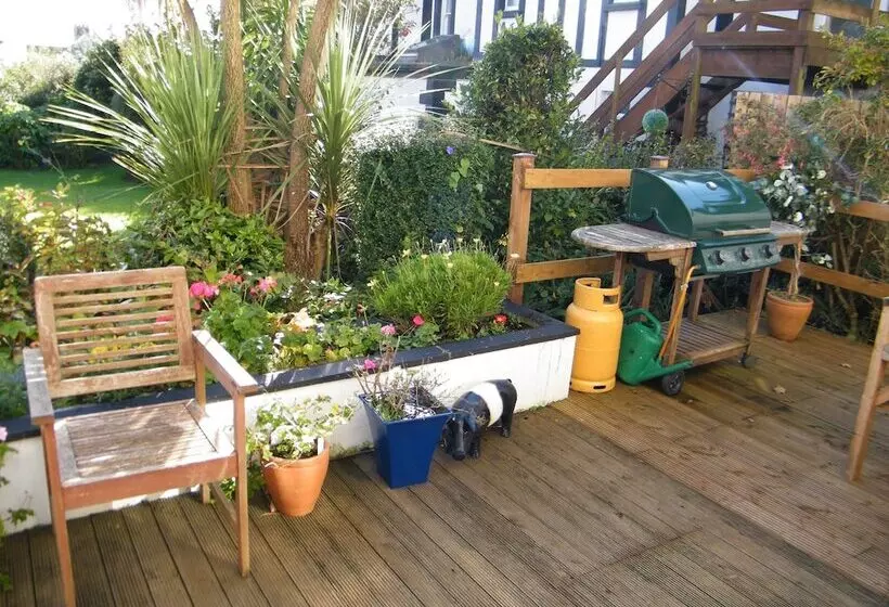 ペンション Tudor Court