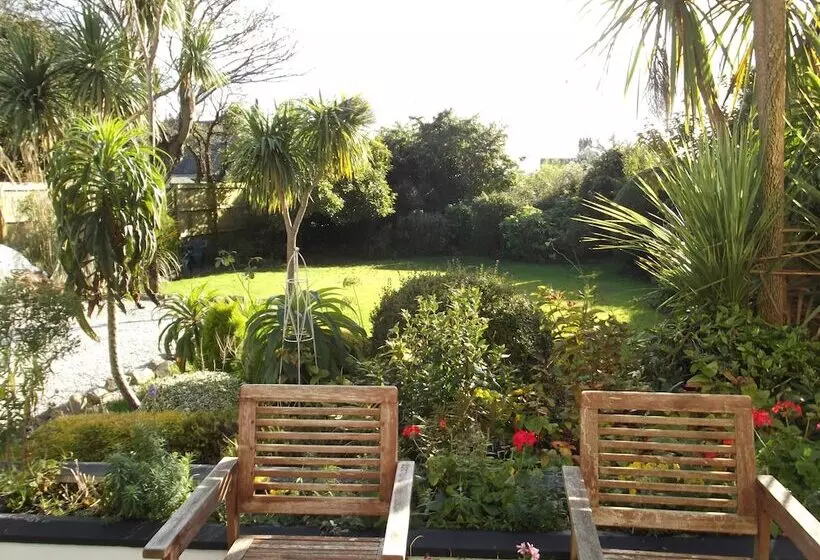 ペンション Tudor Court