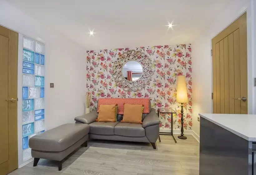 Reubens Court And City Apartments