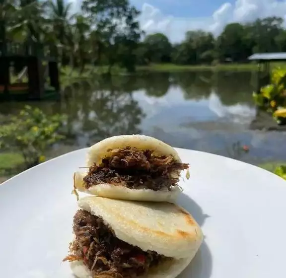 ベッドアンドブレックファースト Gatun Lake Lodge