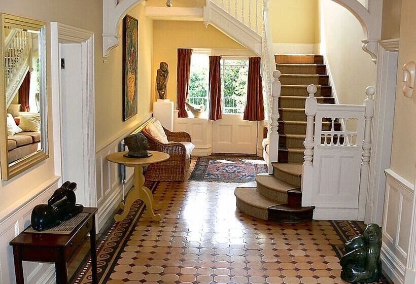 민박 Chindit House