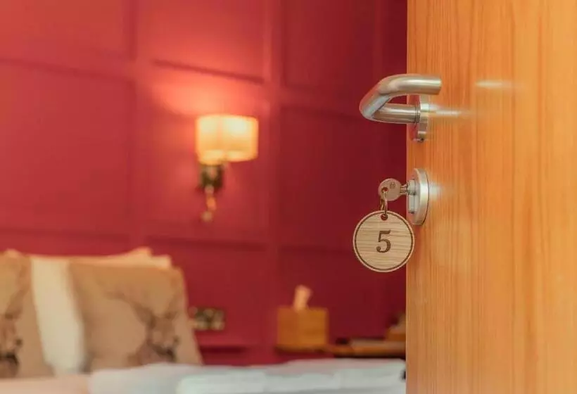 هتل Ballinluig Rooms & Suites