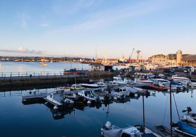 פנסיון Camelot Guest House