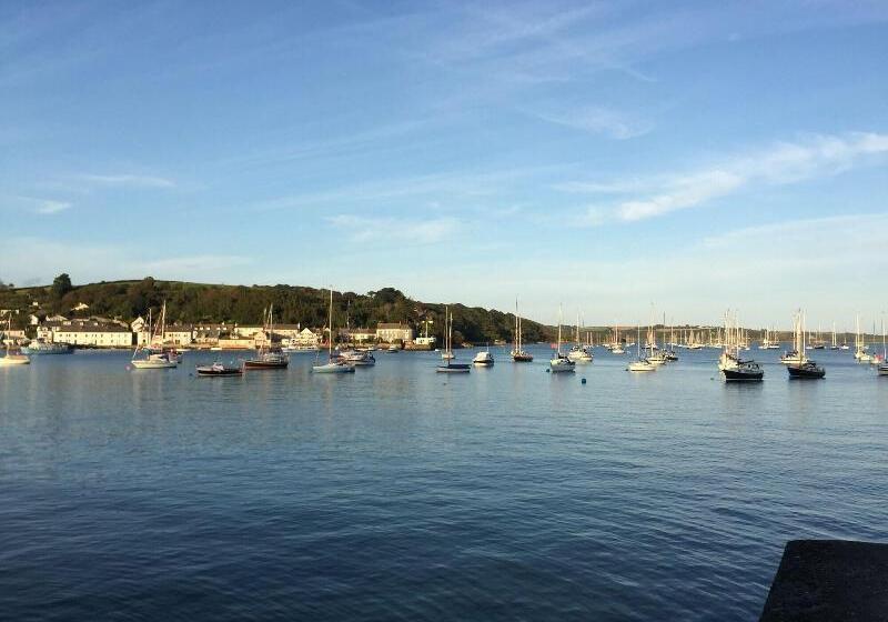 פנסיון Camelot Guest House