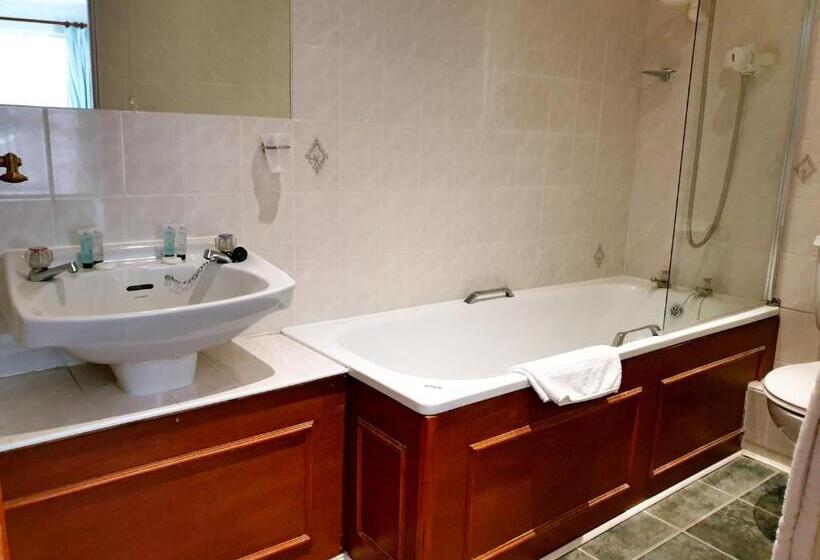 בית מלון כפרי The Crown House Inn