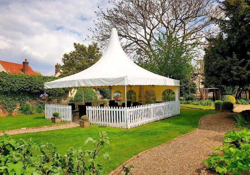 בית מלון כפרי The Crown House Inn