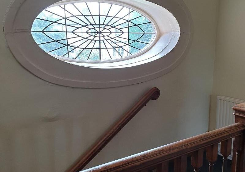 בית מלון כפרי The Crown House Inn