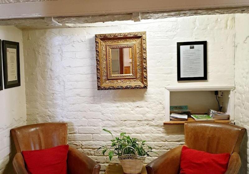 בית מלון כפרי The Crown House Inn