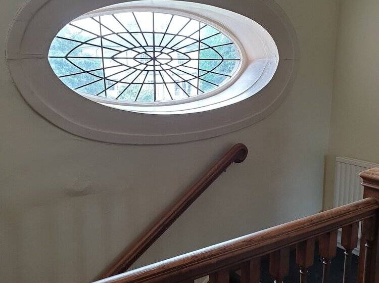 בית מלון כפרי The Crown House Inn