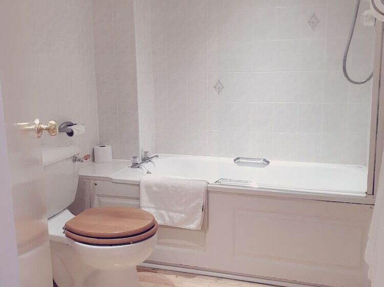 בית מלון כפרי The Crown House Inn