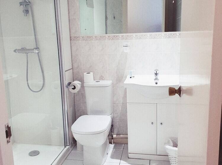 בית מלון כפרי The Crown House Inn