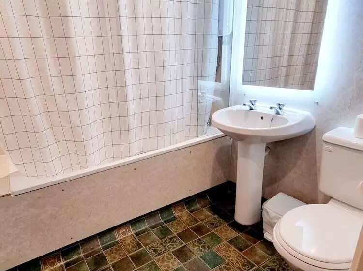 Отель The Sportsmans Inn Limited