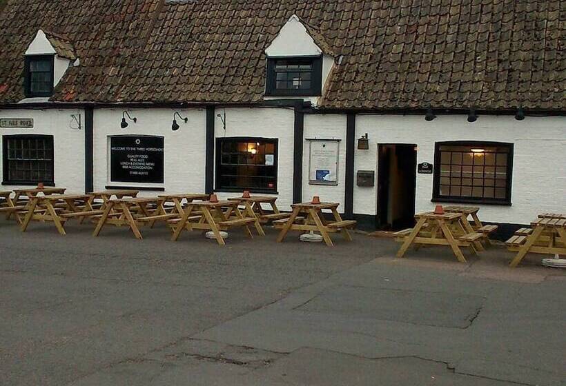 فندق Three Horseshoes Inn