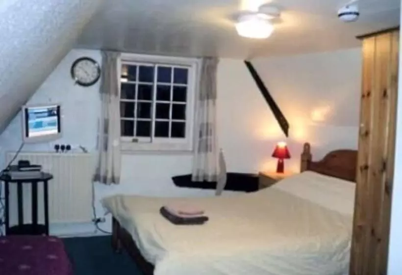 Отель Three Horseshoes Inn