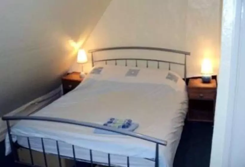 Отель Three Horseshoes Inn