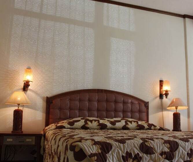 בית מלון כפרי Surya Pesona Beach