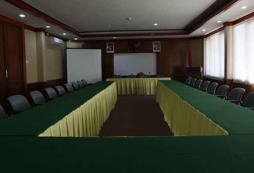 בית מלון כפרי Surya Pesona Beach