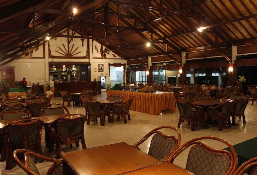 בית מלון כפרי Surya Pesona Beach