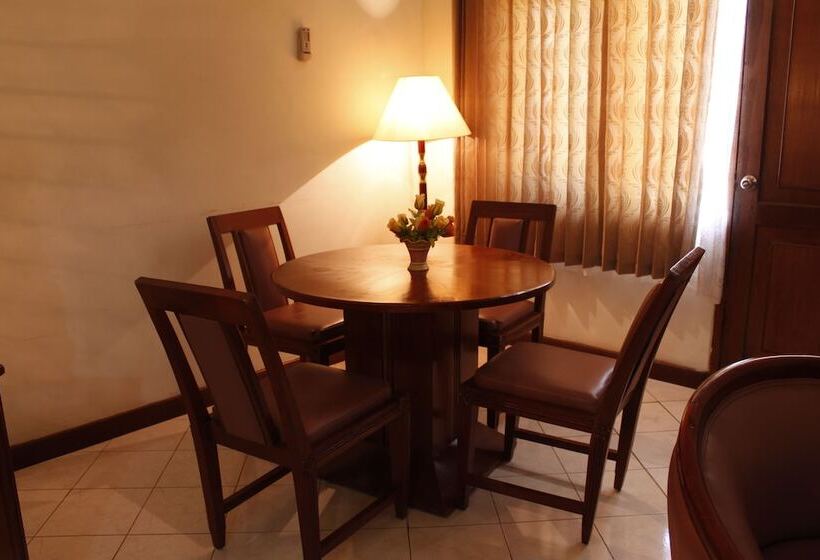 בית מלון כפרי Surya Pesona Beach