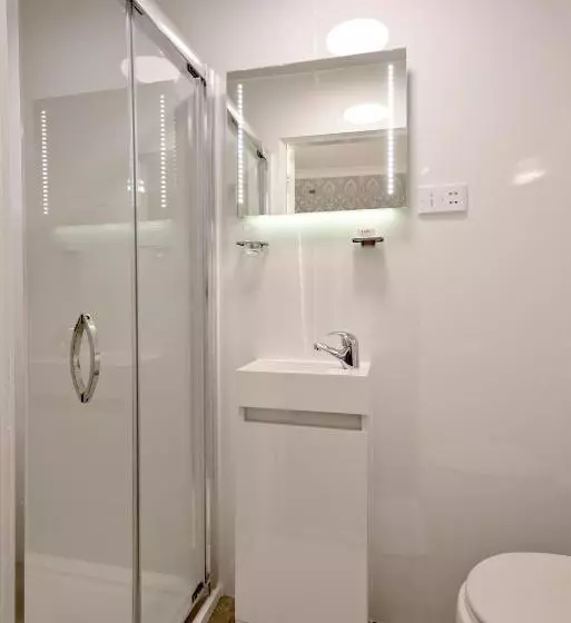 پانسیون Alpha Guest House