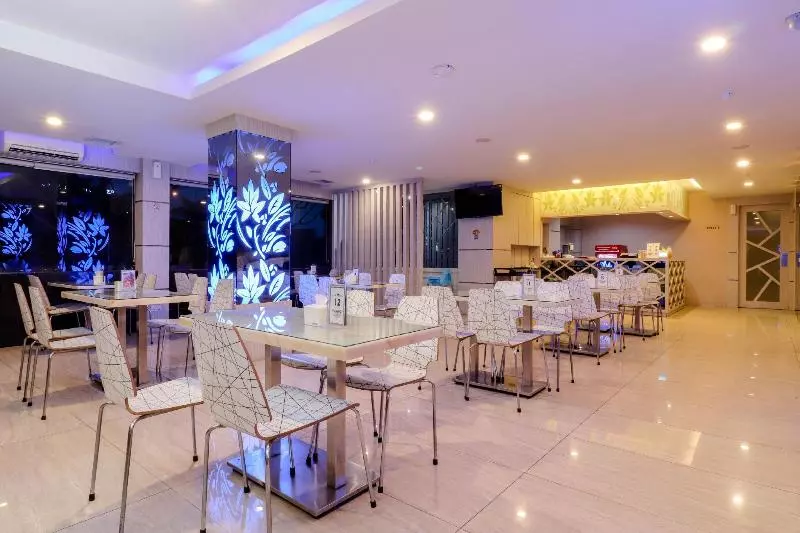 Hotelli Lovina Inn  Batam