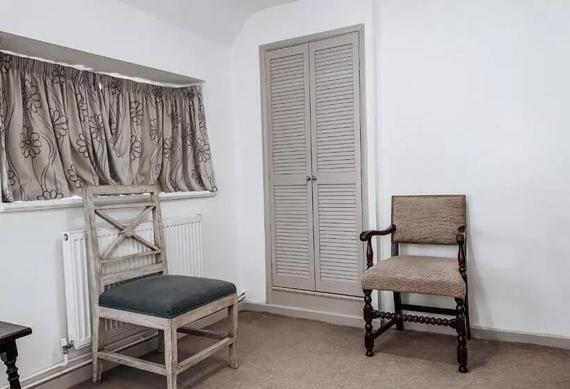 پانسیون The Blenheim Buttery