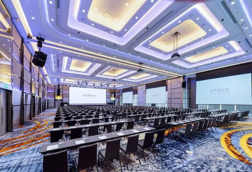 هتل Grande Centre Point Space Pattaya