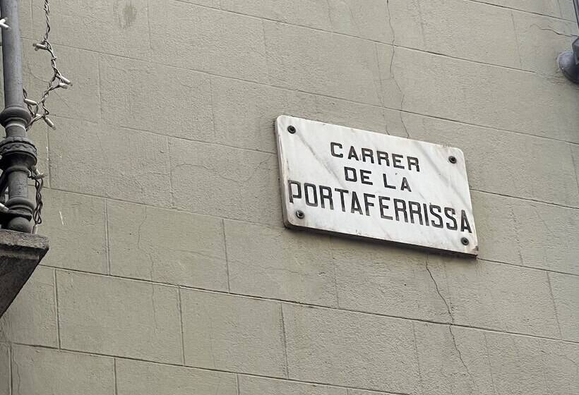 Отель The Mo Gotic