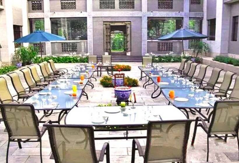 Otel Fragrant Hills Holiday Business